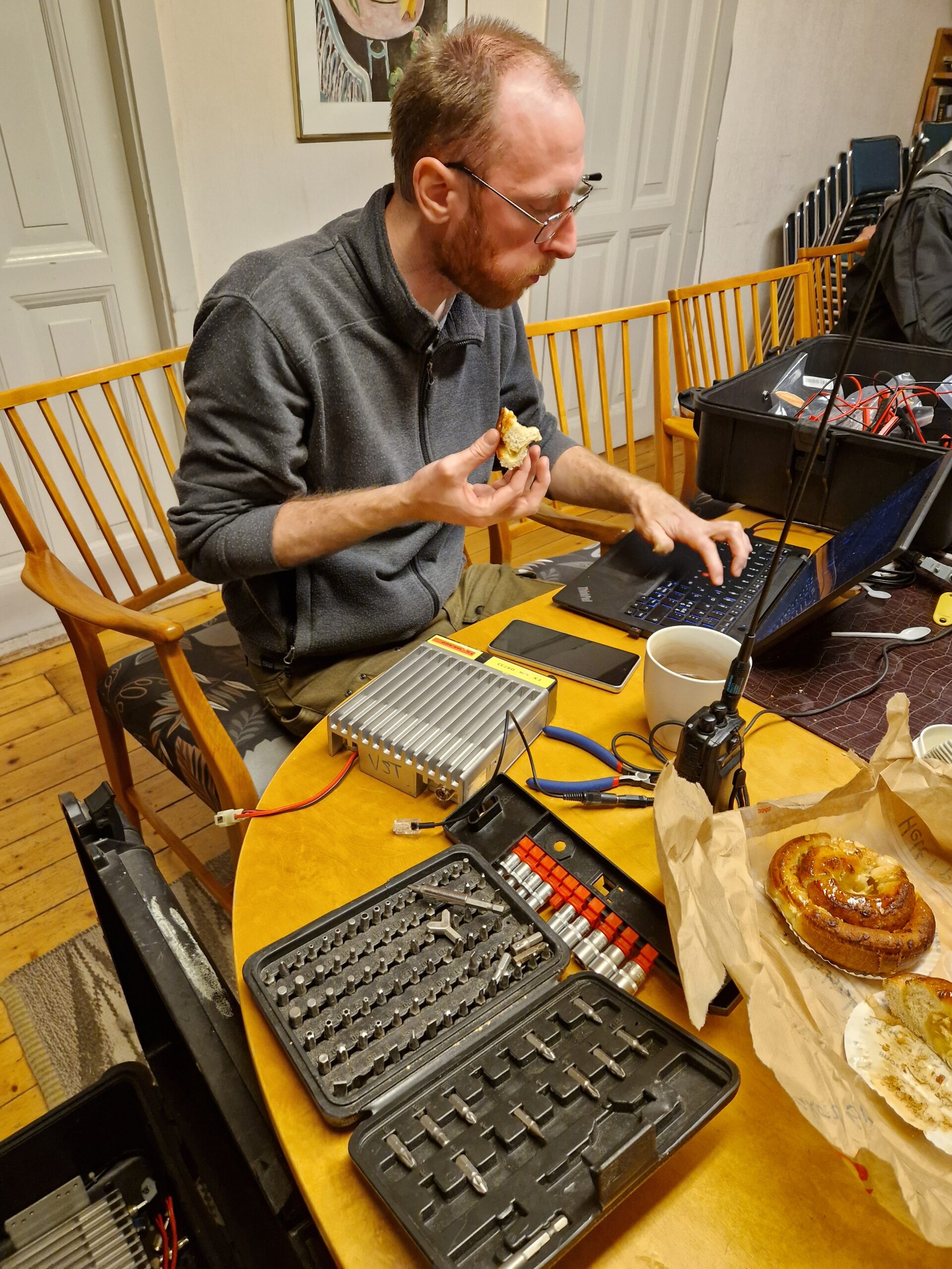 Simon programmerar radio